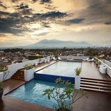 Ascent Hotel & Cafe Malang Exterior foto