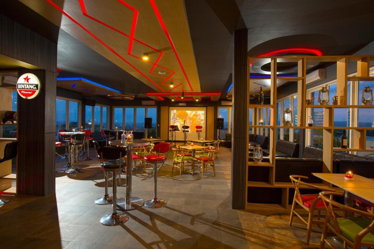 Ascent Hotel & Cafe Malang Exterior foto