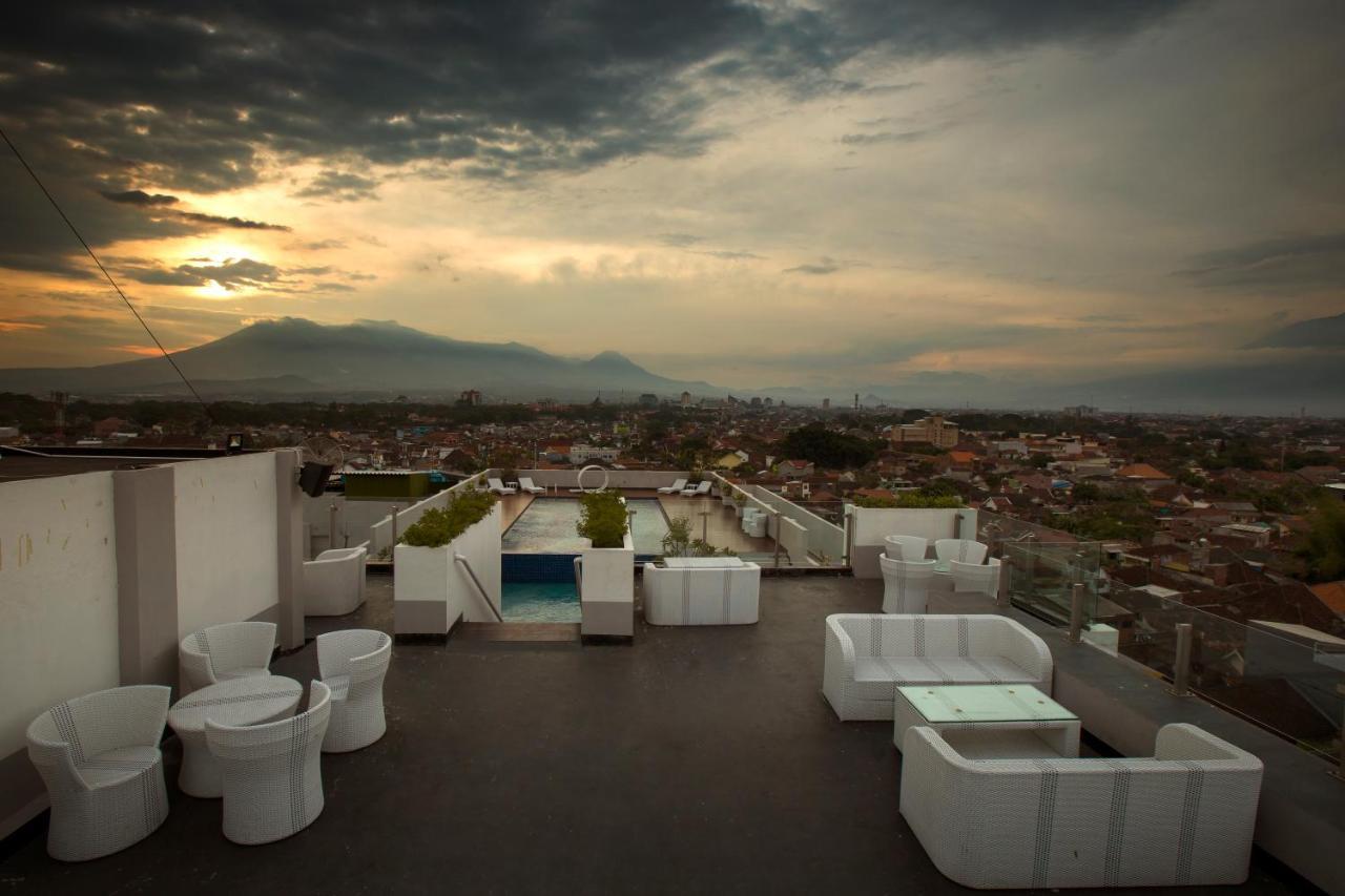 Ascent Hotel & Cafe Malang Exterior foto