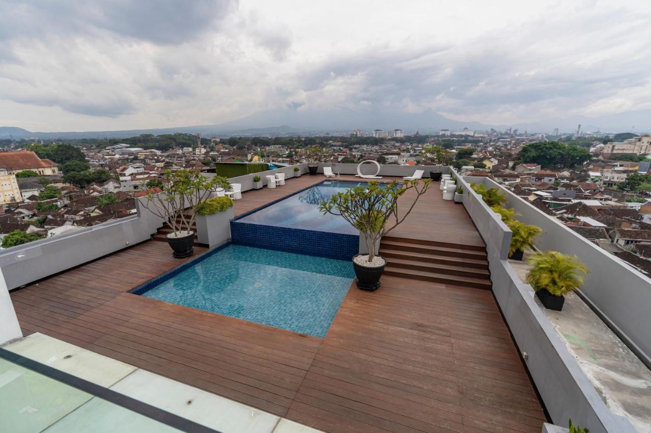 Ascent Hotel & Cafe Malang Exterior foto