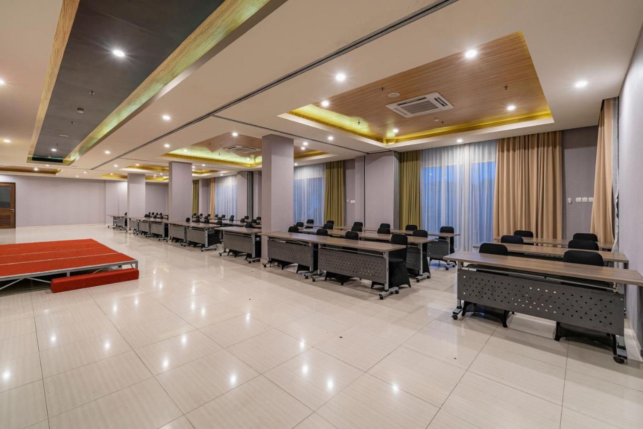 Ascent Hotel & Cafe Malang Exterior foto