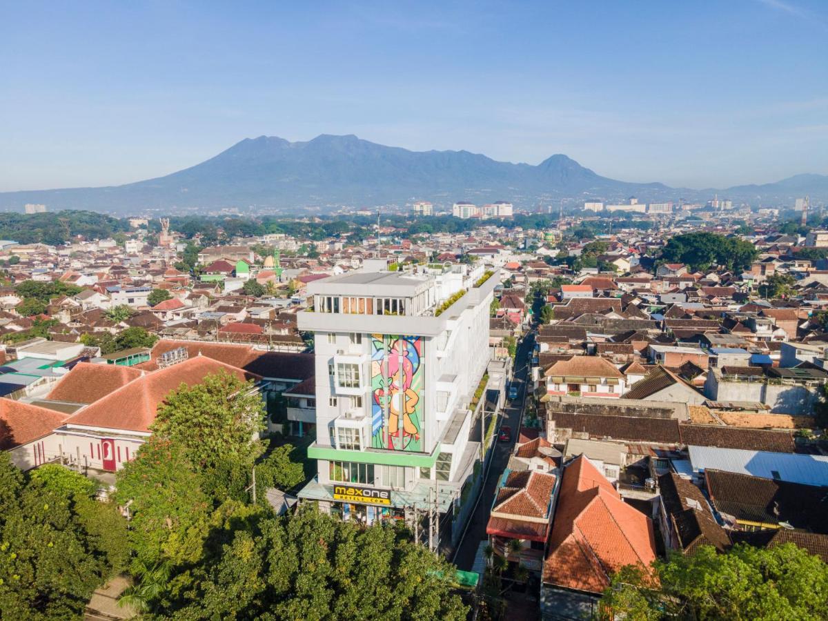 Ascent Hotel & Cafe Malang Exterior foto