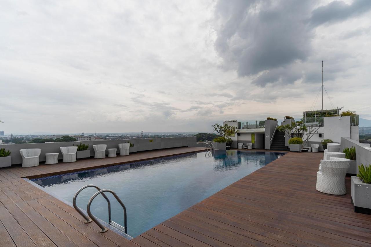 Ascent Hotel & Cafe Malang Exterior foto