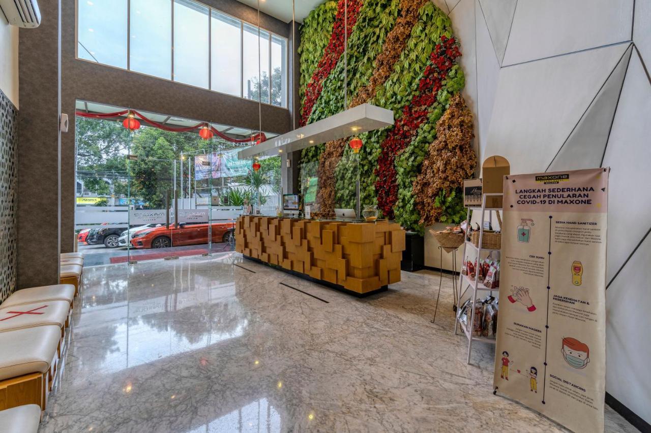 Ascent Hotel & Cafe Malang Exterior foto
