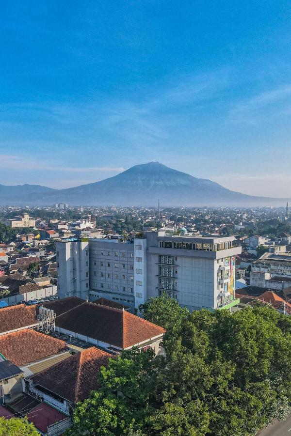 Ascent Hotel & Cafe Malang Exterior foto