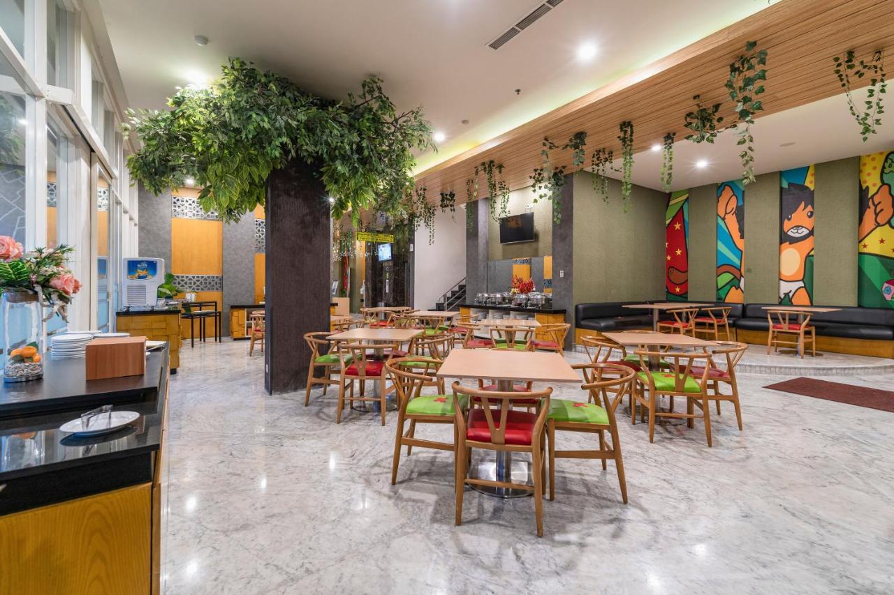 Ascent Hotel & Cafe Malang Exterior foto