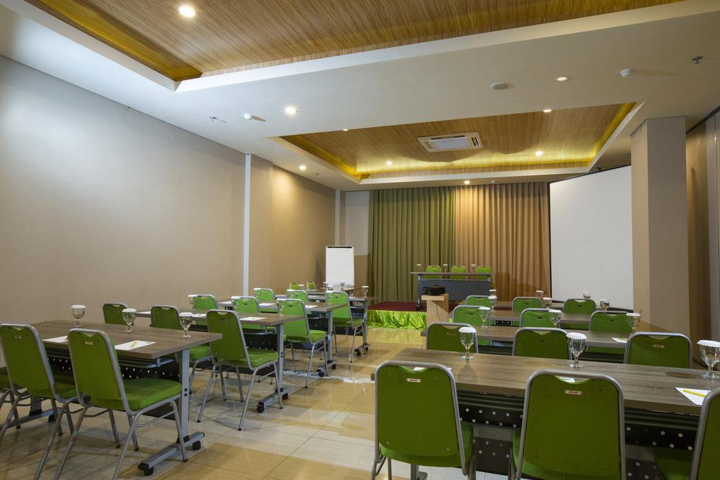 Ascent Hotel & Cafe Malang Exterior foto