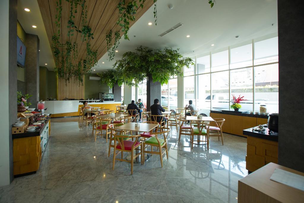 Ascent Hotel & Cafe Malang Exterior foto