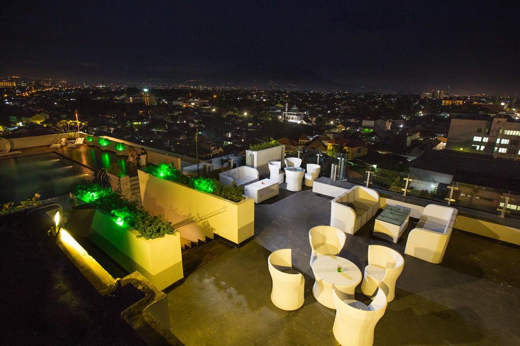 Ascent Hotel & Cafe Malang Exterior foto