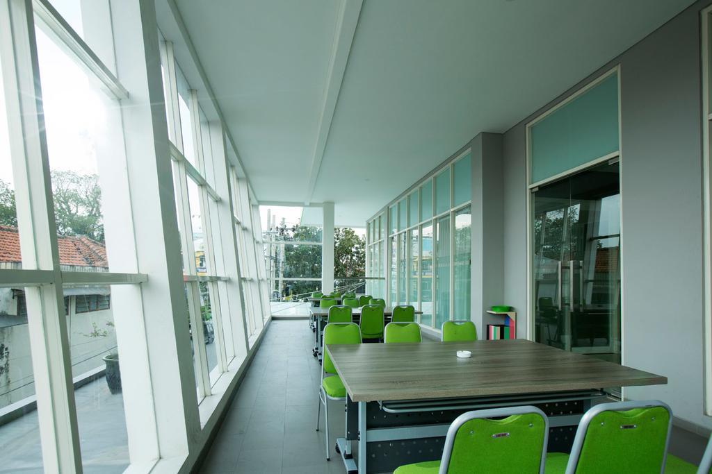 Ascent Hotel & Cafe Malang Exterior foto