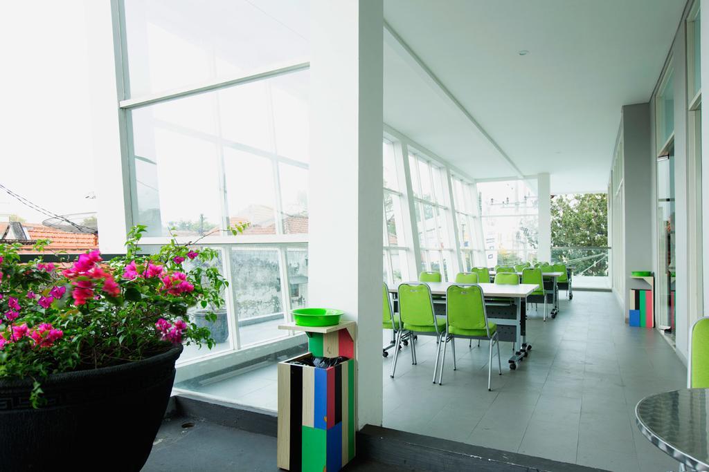 Ascent Hotel & Cafe Malang Exterior foto