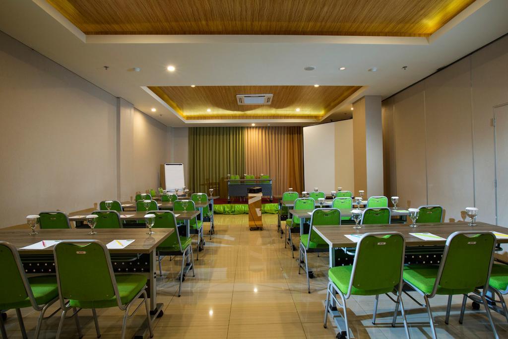 Ascent Hotel & Cafe Malang Exterior foto