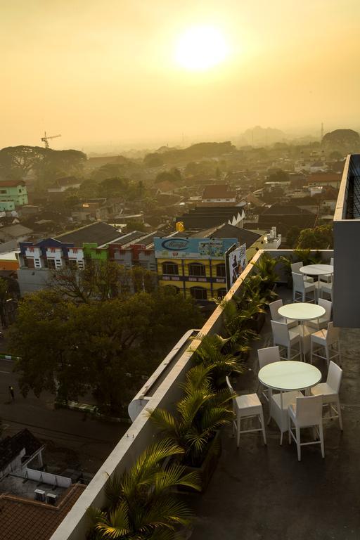 Ascent Hotel & Cafe Malang Exterior foto
