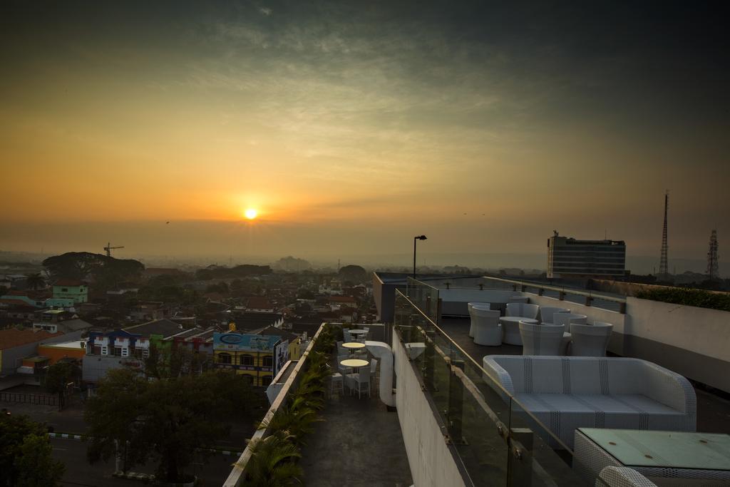 Ascent Hotel & Cafe Malang Exterior foto