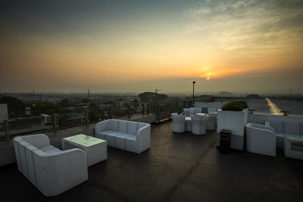 Ascent Hotel & Cafe Malang Exterior foto
