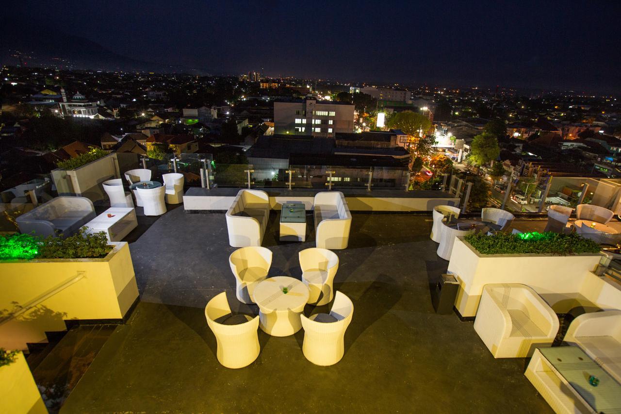 Ascent Hotel & Cafe Malang Exterior foto