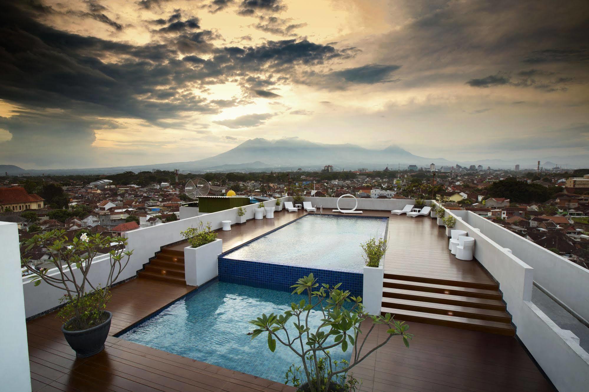 Ascent Hotel & Cafe Malang Exterior foto